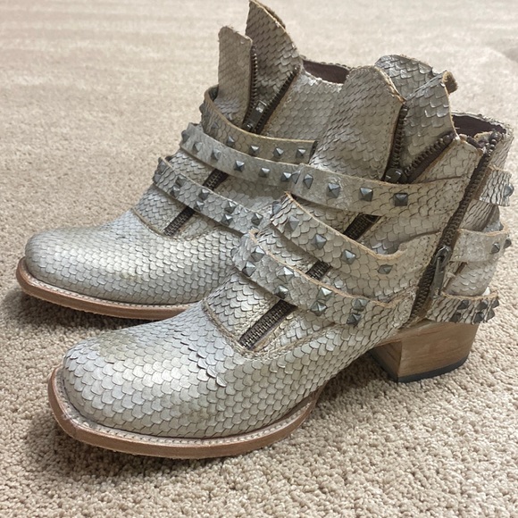 Freebird by Steven Shoes - Freebird Truth sliver snake skin size 10